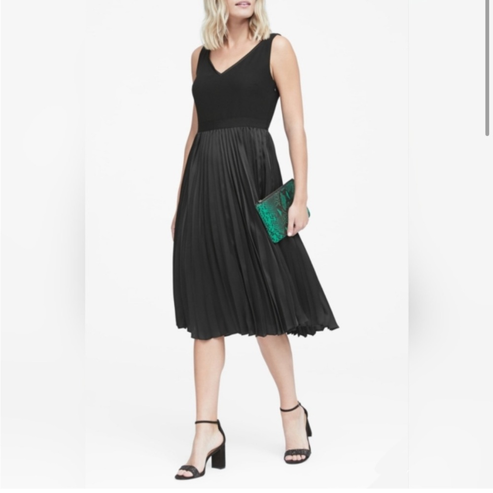 Banana Republic v neck black pleated skirt midi dress
